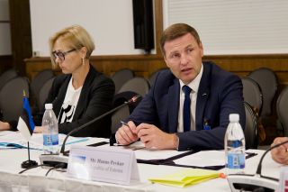 (droite) Hanno Pevkur, ministre de la Défense de la République d'Estonie