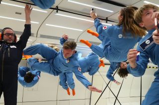  	Franz Fayot, ministre de l'Économie, avec les jeunes gagnants du concours "astronaute d’un jour"
