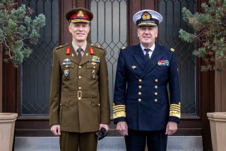 (de g. à dr.) général Steve Thull, chef d’état-major ; Amiral Michel Hofman, chef de la Défense belge