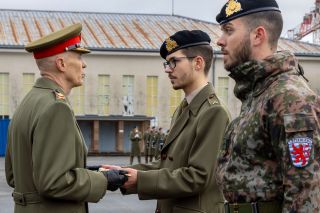 (de g. à dr.) général Steve Thull, chef d'état-major de l'armée luxembourgeoise ; sergent Marco Delbrassinne ; sergent Mirco Kips