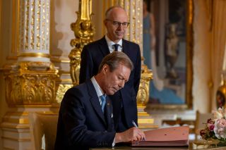 (assis) S.A.R. le Grand-Duc ; Luc Frieden, Premier ministre, ministre d'État