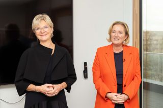(de g. à dr.) Martine Hansen, nouvelle ministre de l'Alimentation ; Paulette Lenert ministre de la Protection des consommateurs sortante