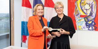 (de g. à dr.) Paulette Lenert, ministre de la Protection des consommateurs sortante ; Martine Hansen, nouvelle ministre de l'Alimentation