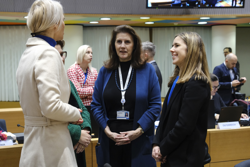 (de g. à dr.) La ministre de la Justice roumaine, Alina-Stefania Gorghiu; Sylvie Lucas, ambassadrice RPUE ; la ministre de la Justice, Elisabeth Margue