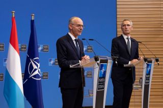 (de g. à dr.) Luc Frieden, Premier ministre ; Jens Stoltenberg, secrétaire général de l’OTAN