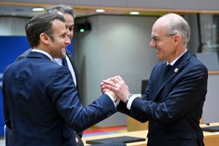 (de g. à dr.) Emmanuel Macron, président de la République française ; Luc Frieden, Premier ministre
