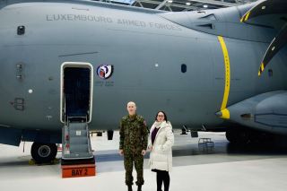 Yuriko Backes et Steve Thull, chef d'état-major de l'armée luxembourgeoise, devant l’A400M