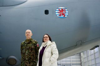 Yuriko Backes et Steve Thull, chef d'état-major de l'armée luxembourgeoise, devant l’A400M