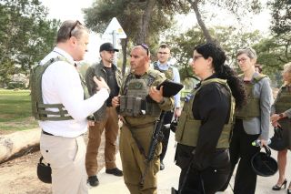 De Xavier Bettel besicht e Kibbuz dee vun der Hamas ugegraff gi war