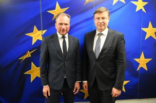 (de g. à dr.) Gilles Roth, ministre des Finances; Valdis Dombrovskis, vice-président exécutif de la Commission européenne pour une économie au service des personnes