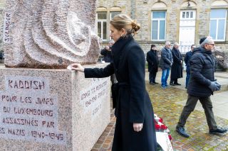 Cérémonie au monument à la mémoire des victimes de la Shoah - Geste symbolique