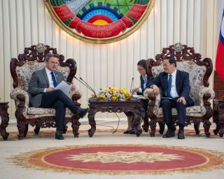 (d.g.à.d) Premier ministre du Laos, Sonexay Siphandone; Xavier Bettel, ministre des Affaires étrangères et du Commerce extérieur, ministre de la Coopération et de l'Action humanitaire