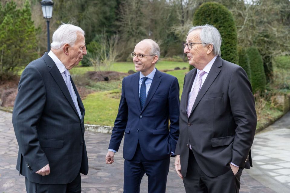 (de g. à dr.) Jacques Santer, ministre d'État honoraire; Luc Frieden, Premier ministre; Jean-Claude Juncker, ministre d'État honoraire