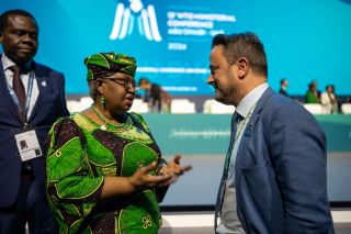 (de g. à dr.) Xavier Bettel, ministre des Affaires étrangères et du Commerce extérieur, ministre de la Coopération et de l'Action humanitaire; Ngozi Okonjo-Iweala, directeur général WTO