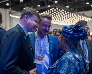 (de g. à dr.) Valdis Dombrovskis, Commissaire européen au Commerce; Xavier Bettel, ministre des Affaires étrangères et du Commerce extérieur, ministre de la Coopération et de l'Action humanitaire; Ngozi Okonjo-Iweala, directeur général WTO