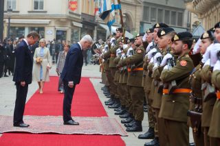 (devant de g. à dr.) S.A.R. le Grand-Duc ; Petr Pavel, président de la République tchèque --- (derrière, de g. à dr.) Eva Pavlová, première dame de la République tchèque ; S.A.R. la Grande-Duchesse