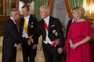 (v.l.n.r.) Luc Frieden, Premierminister; de Grand-Duc; Petr Pavel President vun der Tschechescher Republik; Eva Pavlová, First Lady vun der Tschechescher Republik