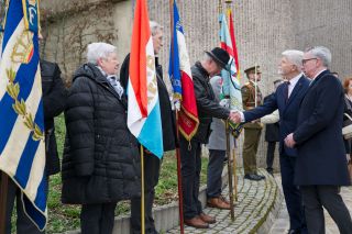 (de g. à dr.) n.c. ; Petr Pavel, président de la République tchèque ; Patrick Majerus, chef du Service de la mémoire de la Deuxième Guerre mondiale