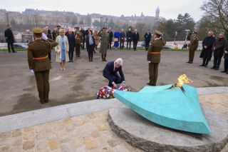 Monument national de la Solidarité luxembourgeoise – Dépôt d'une couronne de fleurs au pied de la flamme du souvenir