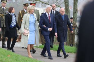 (fr. l. to r.) Yuriko Backes, Minister of Defence; Colonel Robert Kohnen, aide-de-camp to the House of the Grand Duke; Eva Pavlová, First Lady of the Czech Republic; Petr Pavel, President of the Czech Republic; n.c. (security); Luc Frieden, Prime Minister