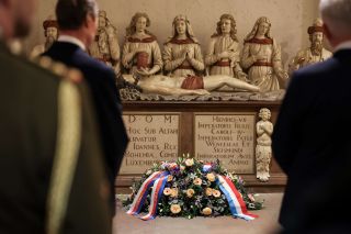 Laying a wreath of flowers in front of the tomb of John the Blind