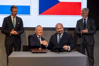 (standing, l. to r.) HRH the Grand Duke; Petr Pavel, President of the Czech Republic - (seated, l. to r.) Fernand Ernster, President of the Luxembourg Chamber of Commerce; Radek Jakubský, Vice-President of the Czech Chamber of Commerce