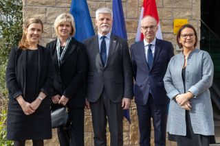 (from left to right) Elisabeth Margue, Minister Delegate to the Prime Minister for Media and Connectivity; Eva Pavlová, First Lady of the Czech Republic; Petr Pavel, President of the Czech Republic; Luc Frieden, Prime Minister; Yuriko Backes, Minister of Defence