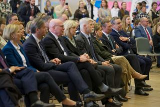 (from left to right) Monique Smit-Thijs, Mayor of Bertrange; Luc Feller, Mayor of Mamer; Maurice van Daal, Director of the École européenne II in Mamer; Eva Pavlová, First Lady of the Czech Republic; Petr Pavel, President of the Czech Republic; HRH the Grand Duchess; HRH the Grand Duke; Claude Meisch, Minister of Education, Children and Youth