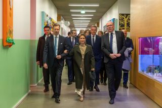 (from left to right) n.c. (security); HRH the Grand Duke; Vladimír Bärtl, Ambassador of the Czech Republic in Luxembourg; HRH the Grand Duchess; Claude Meisch, Minister of Education, Children and Youth; Maurice van Daal, Director of the École européenne II in Mamer