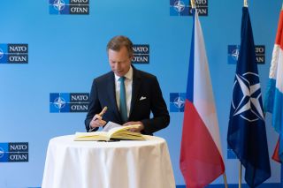 Signing of the guest book by the presidential couple and HRH the Grand Duke