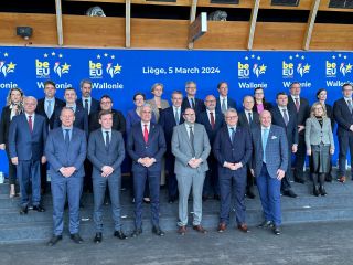 Photo de groupe des ministres européens responsables du Logement avec le commissaire européen à l’Emploi et aux Droits sociaux, Nicolas Schmit
