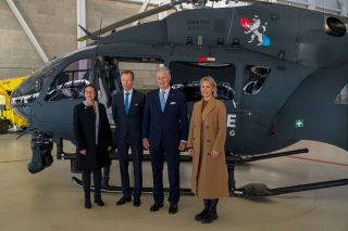 (fr. l. to r.) Yuriko Backes, Minister of Defence, Minister for Mobility and Public Works, Minister for Gender Equality and Diversity; HRH the Grand Duke; HM the King of the Belgians; Ludivine Dedonder, Minister of Defence of the Kingdom of Belgium