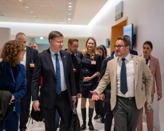(de g. à dr.) Valdis Dombrovskis, European Commission Executive Vice-President responsible for an Economy that Works for People ; Xavier Bettel, minister for Foreign Affairs and Foreign Trade, minister for Development Cooperation and Humanitarian Affairs