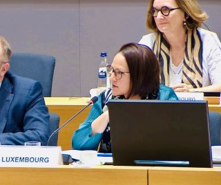 (devant) Yuriko Backes, ministre de l'Égalité des genres et de la Diversité