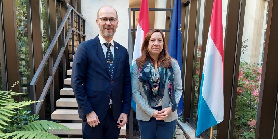 (de g. à dr.) Jouko Leinonen, ambassadeur de la Finlande ; Stéphanie Obertin, ministre de la Digitalisation et ministre de la Recherche et de l’Enseignement supérieur