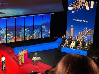 La réalisatrice Payal Kapadia au pupitre, derrière elle les 3 actrices principales du film et sur la droite le jury du 77e Festival de Cannes.