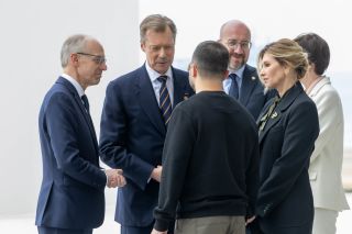 (v. l. n. r.) Luc Frieden, Premierminister ; de Grand-Duc ; Volodymyr Zelensky, ukrainesche President ; Charles Michel, EU-Rotspresident ; Madame Zelensky