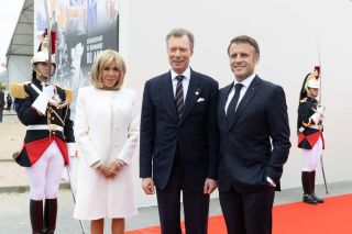 (de g. à dr.) Brigitte Macron ; S.A.R. le Grand-Duc ; Emmanuel Macron, président de la République française