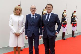 (de g. à dr.) Brigitte Macron ; Luc Frieden, Premier ministre ; Emmanuel Macron, président de la République française