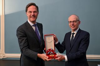 (de g. à dr.) Mark Rutte, Premier ministre du royaume des Pays-Bas ; Luc Frieden, Premier ministre