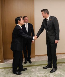 (de g. à dr.) Kazuchika Iwata, ministre d’État japonais de l’Économie, du Commerce et de l’Industrie ; S.A.R. le Grand-Duc héritier ; Lex Delles, ministre de l’Économie, des PME, de l’Énergie et du Tourisme
