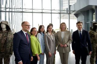 (fr. l. to r.) Andris Sprūds, Minister of Defence of Latvia; Yuriko Backes, Minister of Defence; Irene Fellin, Special Representative of the NATO Secretary General for Women, Peace and Security; Iryna Nykorak, Head of the #ArmWomenNow project; Kajsa Ollongren, Minister of Defence of the Kingdom of the Netherlands; Antti Häkkänen, Minister of Defence of the Republic of Finland.