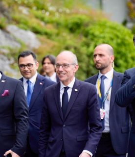 (in der Mitte) Luc Frieden, Premierminister