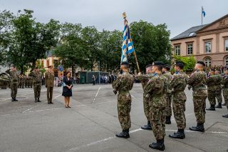 Revue des troupes et salut au drapeau