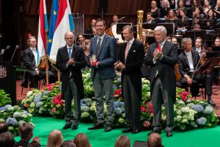 (from left to right) Luc Frieden, Prime Minister; Patrick de la Hamette, volunteer and co-founder of Digital Inclusion asbl; HRH the Grand Duke; Claude Wiseler, President of the Chamber of Deputies