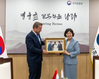 (l. to r.) Xavier Bettel, Minister for Foreign Affairs and Foreign Trade, Minister for Development Cooperation and Humanitarian Affairs; Jung-ai Kang, Minister for Patriots and Veteran Affairs