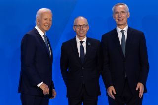 (de g. à dr.) Joseph (dit "Joe") R. Biden Jr., président des États-Unis d’Amérique ; Luc Frieden, Premier ministre ; Jens Stoltenberg, secrétaire général de l'Organisation du traité de l'Atlantique Nord (OTAN)