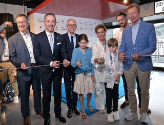 (de g. à d.) André Hoffmann, président du Comité Olympique et Sportif Luxembourgeois (COSL) ; Georges Mischo, ministre des Sports ; Luc Frieden, Premier ministre ; LL.AA.RR. la Princesse Amalia, la Grande-Duchesse, le Prince Liam, le Prince Félix, le Grand-Duc