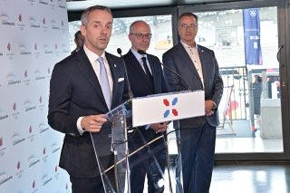 (de g. à d.) Georges Mischo, ministre des Sports ; Luc Frieden, Premier ministre ; André Hoffmann, président du Comité Olympique et Sportif Luxembourgeois (COSL)