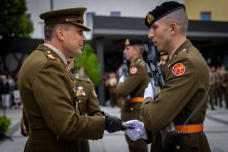 (de g. à dr.) lieutenant-colonel Joël Faltz, commandant adjoint des Forces ; Soldat Youn Czekanowicz